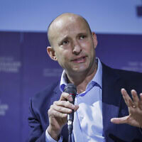 ראש הממשלה לשעבר נפתלי בנט נואם בכנס באוניברסיטת רייכמן בהרצליה, 22 בינואר 2026 (צילום: טל גל/פלאש90) ראש הממשלה לשעבר נפתלי בנט נואם בכנס באוניברסיטת רייכמן בהרצליה, 22 בינואר 2026 (צילום: טל גל/פלאש90)