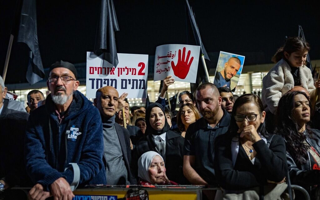 אלפי יהודים וערבים בהפגנה נגד האלימות הגואה בחברה הערבית, בכיכר הבימה בתל אביב. 31 בינואר 2026 (צילום: יונתן זינדל/פלאש90) אלפי יהודים וערבים בהפגנה נגד האלימות הגואה בחברה הערבית, בכיכר הבימה בתל אביב. 31 בינואר 2026 (צילום: יונתן זינדל/פלאש90)
