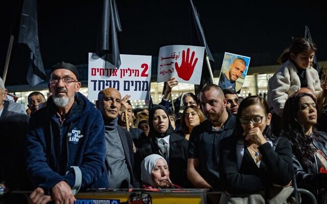 אלפי יהודים וערבים בהפגנה נגד האלימות הגואה בחברה הערבית, בכיכר הבימה בתל אביב. 31 בינואר 2026