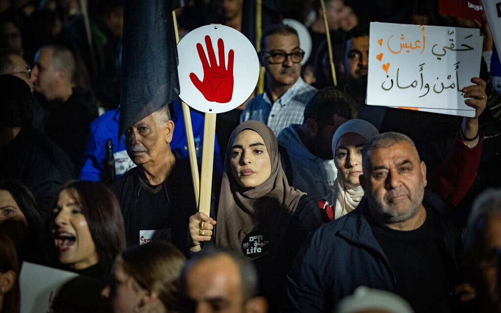 אלפי יהודים וערבים בהפגנה נגד האלימות הגואה בחברה הערבית, בכיכר הבימה בתל אביב. 31 בינואר 2026 (צילום: יונתן זינדל/פלאש90)