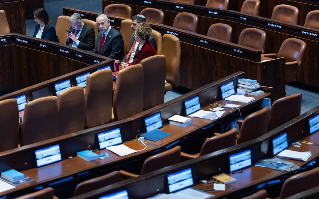 מליאת הכנסת חצי ריקה ביום הולדתה ה־77, 2 בפברואר 2026 (צילום: יונתן זינדל/פלאש90) מליאת הכנסת חצי ריקה ביום הולדתה ה־77, 2 בפברואר 2026 (צילום: יונתן זינדל/פלאש90)