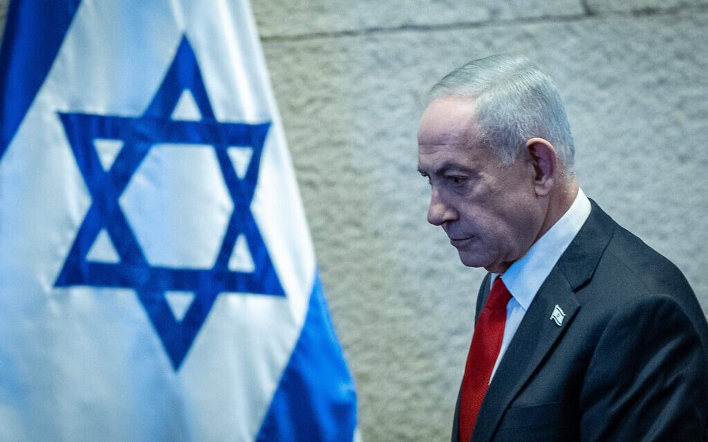 ראש הממשלה בנימין נתניהו עולה לנאום מול כנסת חצי ריקה ביום הולדתה ה־77, 2 בפברואר 2026 (צילום: יונתן זינדל/פלאש90) ראש הממשלה בנימין נתניהו עולה לנאום מול כנסת חצי ריקה ביום הולדתה ה־77, 2 בפברואר 2026 (צילום: יונתן זינדל/פלאש90)
