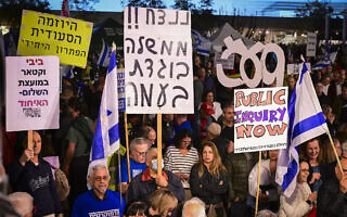 משפחות שכולות משתתפות בהפגנה בדרישה להקמת ועדת חקירה ממלכתית לטבח 7 באוקטובר בכיכר הבימה בתל אביב, 7 בפברואר 2026 (צילום: אבשלום ששוני/פלאש90) משפחות שכולות משתתפות בהפגנה בדרישה להקמת ועדת חקירה ממלכתית לטבח 7 באוקטובר בכיכר הבימה בתל אביב, 7 בפברואר 2026 (צילום: אבשלום ששוני/פלאש90)