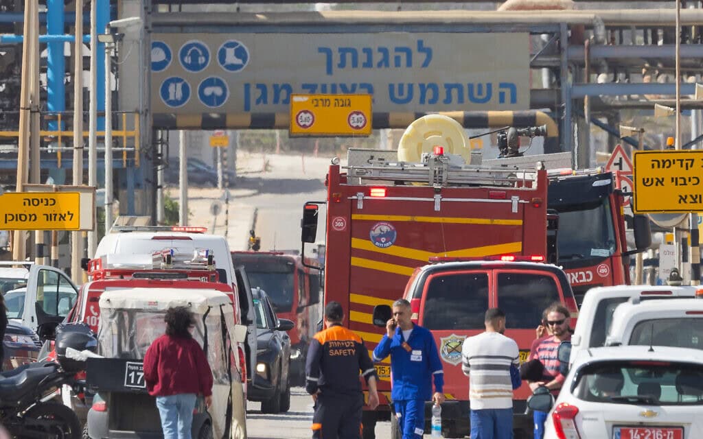 בית זיקוק אשדוד בצפון העיר, לאחר ששתיים מעובדות החברה מתו, 11 בפברואר 2026 (צילום: לירון מולדובן/פלאש90) בית זיקוק אשדוד בצפון העיר, לאחר ששתיים מעובדות החברה מתו, 11 בפברואר 2026 (צילום: לירון מולדובן/פלאש90)