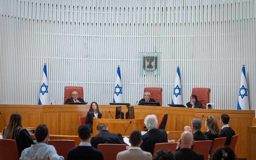 גילה כנפי-שטייניץ (מימין), עופר גרוסקופף ואלכס שטיין בדיון בעתירה נגד שר המשפטים יריב לוין בדרישה להורות לו לכנס את הוועדה לבחירת שופטים בית המשפט העליון בירושלים, 12 בדצמבר 2026 (צילום: חיים גולדברג/פלאש90) גילה כנפי-שטייניץ (מימין), עופר גרוסקופף ואלכס שטיין בדיון בעתירה נגד שר המשפטים יריב לוין בדרישה להורות לו לכנס את הוועדה לבחירת שופטים בית המשפט העליון בירושלים, 12 בדצמבר 2026 (צילום: חיים גולדברג/פלאש90)