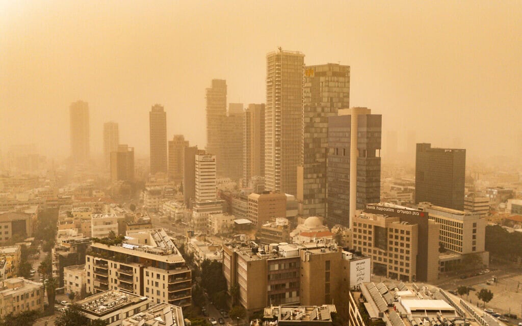 אובך מכסה את תל אביב. 14 בפברואר 2026 (צילום: אריק מרמור/פלאש90)