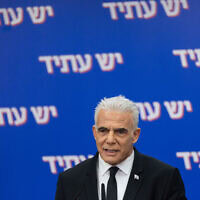 יו"ר האופוזיציה יאיר לפיד נואם בישיבת סיעת יש עתיד, 16 בפברואר 2026