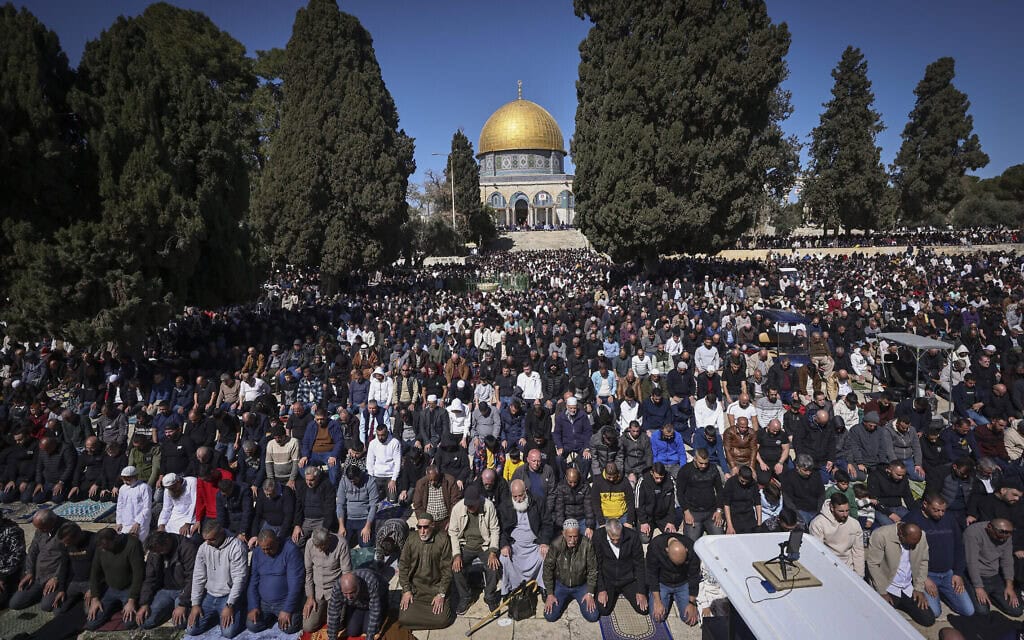 מתפללים מוסלמים בתפילת יום שישי הראשון של חודש רמדאן במתחם מסגד אל־אקצא בעיר העתיקה בירושלים, 20 בפברואר 2026 (צילום: ג'מאל עוואד/פלאש90) מתפללים מוסלמים בתפילת יום שישי הראשון של חודש רמדאן במתחם מסגד אל־אקצא בעיר העתיקה בירושלים, 20 בפברואר 2026 (צילום: ג'מאל עוואד/פלאש90)
