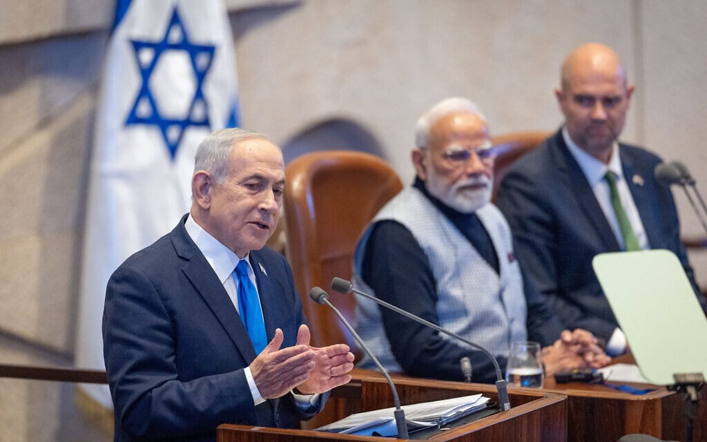 ראש הממשלה בנימין נתניהו נושא דברים במליאת הכנסת כשלצידו ראש ממשלת הודו נרנדרה מודי ויושב ראש הכנסת אמיר אוחנה, 25 בפברואר 2026 (צילום: יונתן זינדל/פלאש90) ראש הממשלה בנימין נתניהו נושא דברים במליאת הכנסת כשלצידו ראש ממשלת הודו נרנדרה מודי ויושב ראש הכנסת אמיר אוחנה, 25 בפברואר 2026 (צילום: יונתן זינדל/פלאש90)