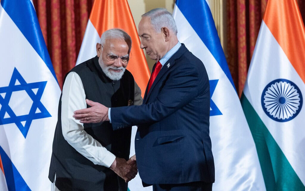 ראש ממשלת הודו נרנדרה מודי לוחץ יד למקבילו הישראלי בנימין נתניהו במסיבת עיתונאים משותפת. 26 בפברואר 2026 (צילום: יונתן זינדל/פלאש90) ראש ממשלת הודו נרנדרה מודי לוחץ יד למקבילו הישראלי בנימין נתניהו במסיבת עיתונאים משותפת. 26 בפברואר 2026 (צילום: יונתן זינדל/פלאש90)