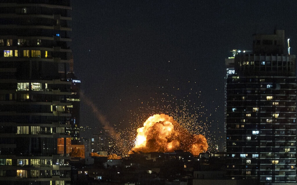פגיעה ישירה של טיל בליסטי מאיראן בתל אביב, 28 בפברואר 2026 (צילום: חיים גולדברג/פלאש90) פגיעה ישירה של טיל בליסטי מאיראן בתל אביב, 28 בפברואר 2026 (צילום: חיים גולדברג/פלאש90)
