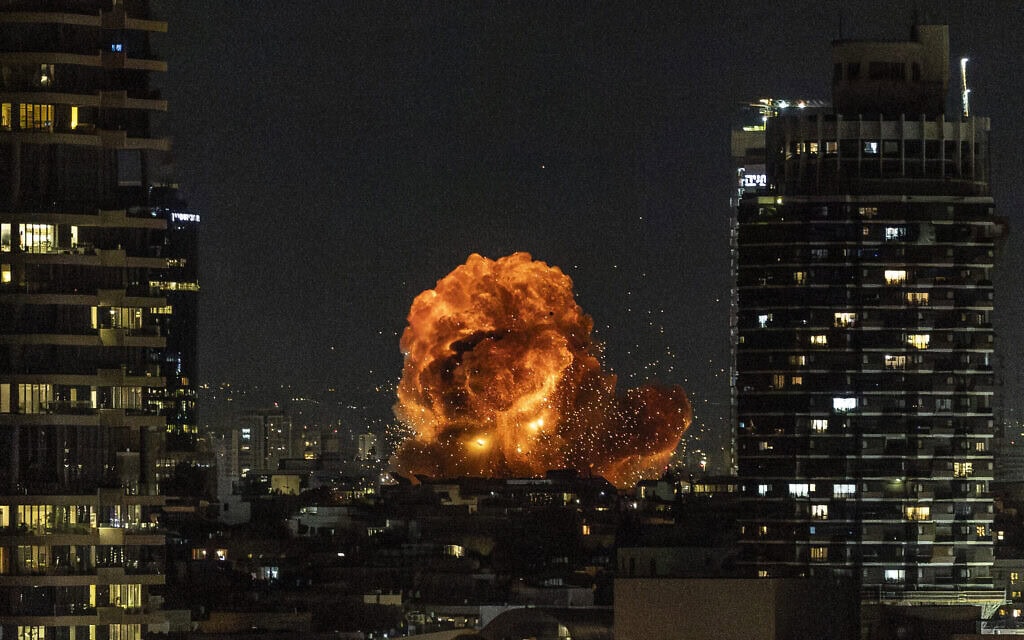 פגיעה ישירה של טיל בליסטי מאיראן בתל אביב, 28 בפברואר 2026 (צילום: חיים גולדברג/פלאש90) פגיעה ישירה של טיל בליסטי מאיראן בתל אביב, 28 בפברואר 2026 (צילום: חיים גולדברג/פלאש90)