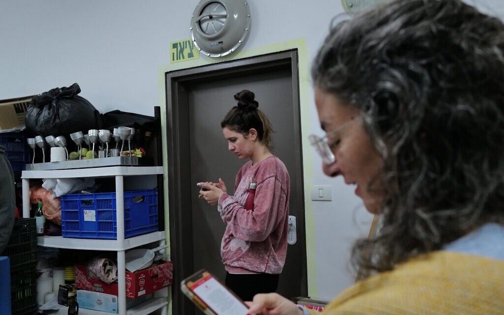 אנשים במקלט ביפו עם הישמע אזעקה המתריעה על טילים שנורו מאיראן לעבר ישראל, 28 בפברואר 2026, אילוסטרציה (צילום: מיכאל גלעדי/פלאש90) אנשים במקלט ביפו עם הישמע אזעקה המתריעה על טילים שנורו מאיראן לעבר ישראל, 28 בפברואר 2026, אילוסטרציה (צילום: מיכאל גלעדי/פלאש90)