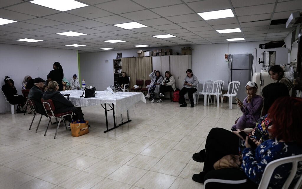 אנשים במקלט באשקלון, 28 בפברואר 2026 (צילום: צפריר אביוב/פלאש90) אנשים במקלט באשקלון, 28 בפברואר 2026 (צילום: צפריר אביוב/פלאש90)