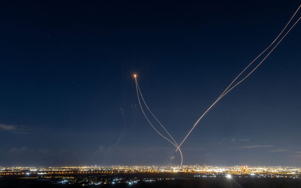 מערכת כיפת ברזל מיירטת טיל מאיראן במרכז הארץ, 28 בפברואר 2026 (צילום: יוסי אלוני/פלאש90) מערכת כיפת ברזל מיירטת טיל מאיראן במרכז הארץ, 28 בפברואר 2026 (צילום: יוסי אלוני/פלאש90)