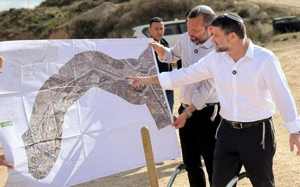 שר האוצר בצלאל סמוטריץ' וראש מועצת בנימין ישראל גנץ עם תחילת העבודות על כביש 45 בגדה המערבית. 25 בפברואר 2026 (צילום: מועצת בנימין) שר האוצר בצלאל סמוטריץ' וראש מועצת בנימין ישראל גנץ עם תחילת העבודות על כביש 45 בגדה המערבית. 25 בפברואר 2026 (צילום: מועצת בנימין)