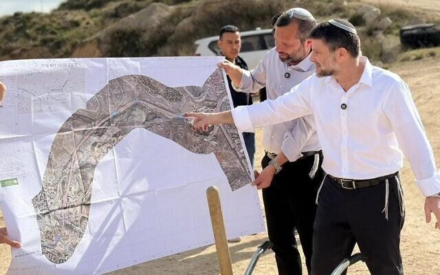 שר האוצר בצלאל סמוטריץ' וראש מועצת בנימין ישראל גנץ עם תחילת העבודות על כביש 45 בגדה המערבית. 25 בפברואר 2026 (צילום: מועצת בנימין) שר האוצר בצלאל סמוטריץ' וראש מועצת בנימין ישראל גנץ עם תחילת העבודות על כביש 45 בגדה המערבית. 25 בפברואר 2026 (צילום: מועצת בנימין)