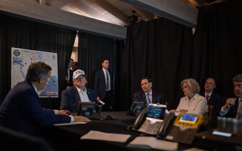 נשיא ארצות הברית דונלד טראמפ עם שר החוץ האמריקאי מרקו רוביו וראשת סגל הבית הלבן סוזי ויילס בחדר המצב באחוזת מאר-א-לאגו בפאלם ביץ', פלורידה, במהלך המתקפה המשולבת עם ישראל על איראן, 28 בפברואר 2026 (צילום: חשבון ה-X של הבית הלבן) נשיא ארצות הברית דונלד טראמפ עם שר החוץ האמריקאי מרקו רוביו וראשת סגל הבית הלבן סוזי ויילס בחדר המצב באחוזת מאר-א-לאגו בפאלם ביץ', פלורידה, במהלך המתקפה המשולבת עם ישראל על איראן, 28 בפברואר 2026 (צילום: חשבון ה-X של הבית הלבן)