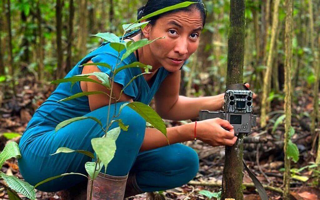 אישה מהשבט שמתקין מצלמות בג'ונגל, דרום אמריקה (צילום: באדיבות EMPULSIVE INK) אישה מהשבט שמתקין מצלמות בג'ונגל, דרום אמריקה (צילום: באדיבות EMPULSIVE INK)