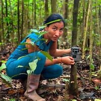 אישה מהשבט שמתקין מצלמות בג'ונגל, דרום אמריקה
