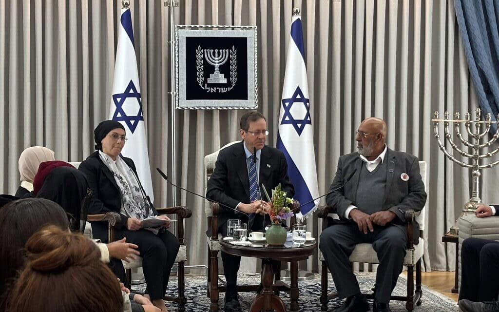 נשיא המדינה יצחק הרצוג נפגש עם קרובי משפחה שכולים של קורבנות רצח מהחברה הערבית, בהם קאסם עוואד (מימין) וסוסאן סולטאן (משמאל), בירושלים. 15 בפברואר 2026 (צילום: צ׳ארלי סאמרס) נשיא המדינה יצחק הרצוג נפגש עם קרובי משפחה שכולים של קורבנות רצח מהחברה הערבית, בהם קאסם עוואד (מימין) וסוסאן סולטאן (משמאל), בירושלים. 15 בפברואר 2026 (צילום: צ׳ארלי סאמרס)
