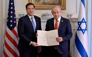 ראש הממשלה בנימין נתניהו ושר החוץ של ארצות הברית מרקו רוביו עם המסמך המודיע על הצטרפותו למועצת השלום, בבלייר האוס בוושינגטון, 11 בפברואר 2026 (צילום: אבי אוחיון / לע"מ) ראש הממשלה בנימין נתניהו ושר החוץ של ארצות הברית מרקו רוביו עם המסמך המודיע על הצטרפותו למועצת השלום, בבלייר האוס בוושינגטון, 11 בפברואר 2026 (צילום: אבי אוחיון / לע"מ)
