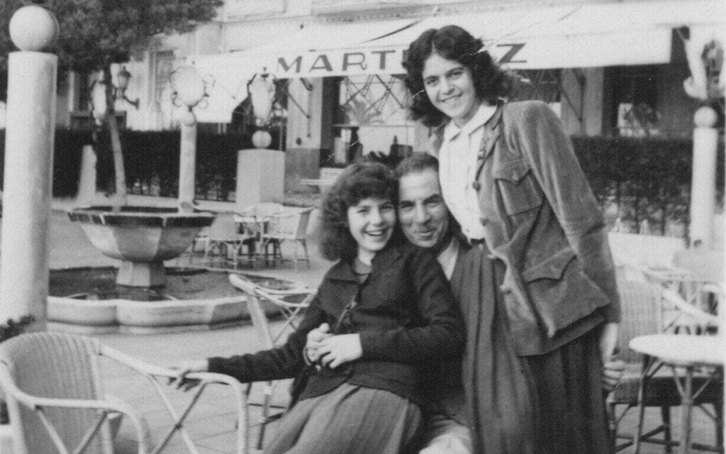 נינט (משמאל) וויויאן דרייפוס עם אדגר מחוץ למלון מרטינז במרסיי, שם התכנסו גולי "כל פריז" להחליף רכילויות מתקופת המלחמה (צילום: באדיבות ג'ון ג'יי וליידי סווית'לינג ובני משפחתה) נינט (משמאל) וויויאן דרייפוס עם אדגר מחוץ למלון מרטינז במרסיי, שם התכנסו גולי "כל פריז" להחליף רכילויות מתקופת המלחמה (צילום: באדיבות ג'ון ג'יי וליידי סווית'לינג ובני משפחתה)