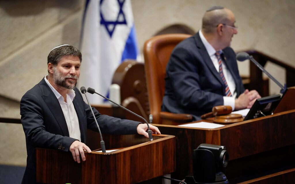 שר האוצר בצלאל סמוטריץ' נואם בכנסת בדיון על הגדלת הפטור ממע"מ על ייבוא אישי. 23 בפברואר 2026 (צילום: נועם מושקוביץ, דוברות הכנסת)