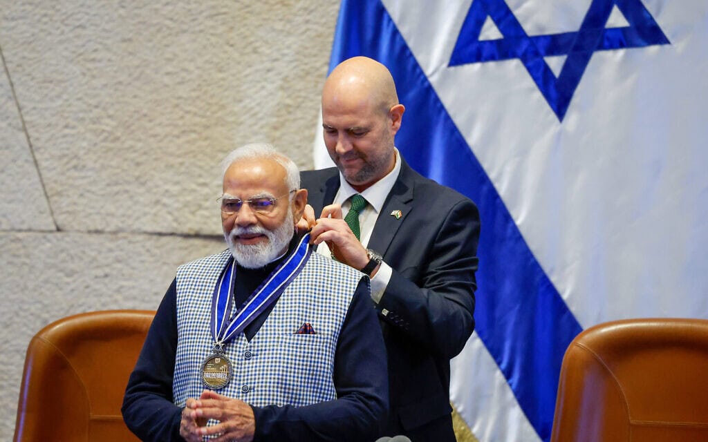 יושב ראש הכנסת אמיר אוחנה מעניק לראש ממשלת הודו נרנדרה מודי את עיטור הכנסת, 25 בפברואר 2026 (צילום: נועם מושקוביץ, דוברות הכנסת) יושב ראש הכנסת אמיר אוחנה מעניק לראש ממשלת הודו נרנדרה מודי את עיטור הכנסת, 25 בפברואר 2026 (צילום: נועם מושקוביץ, דוברות הכנסת)