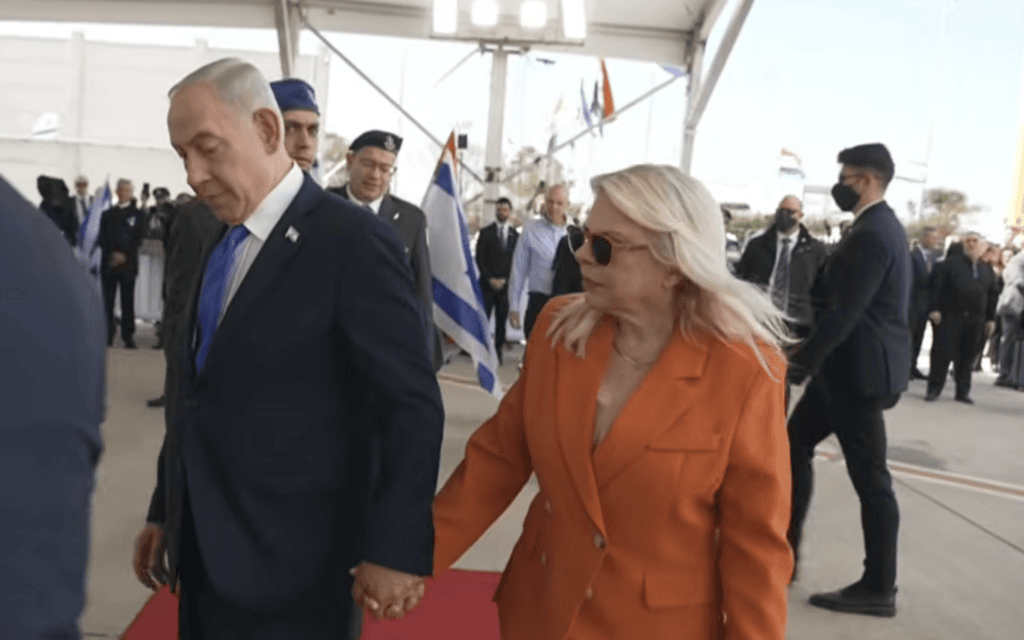 ראש הממשלה בנימין נתניהו ורעייתו שרה בקבלת הפנים לראש ממשלת הודו נרנדרה מודי בנתב״ג, 25 בפברואר 2026 (צילום: צילום מסך) ראש הממשלה בנימין נתניהו ורעייתו שרה בקבלת הפנים לראש ממשלת הודו נרנדרה מודי בנתב״ג, 25 בפברואר 2026 (צילום: צילום מסך)