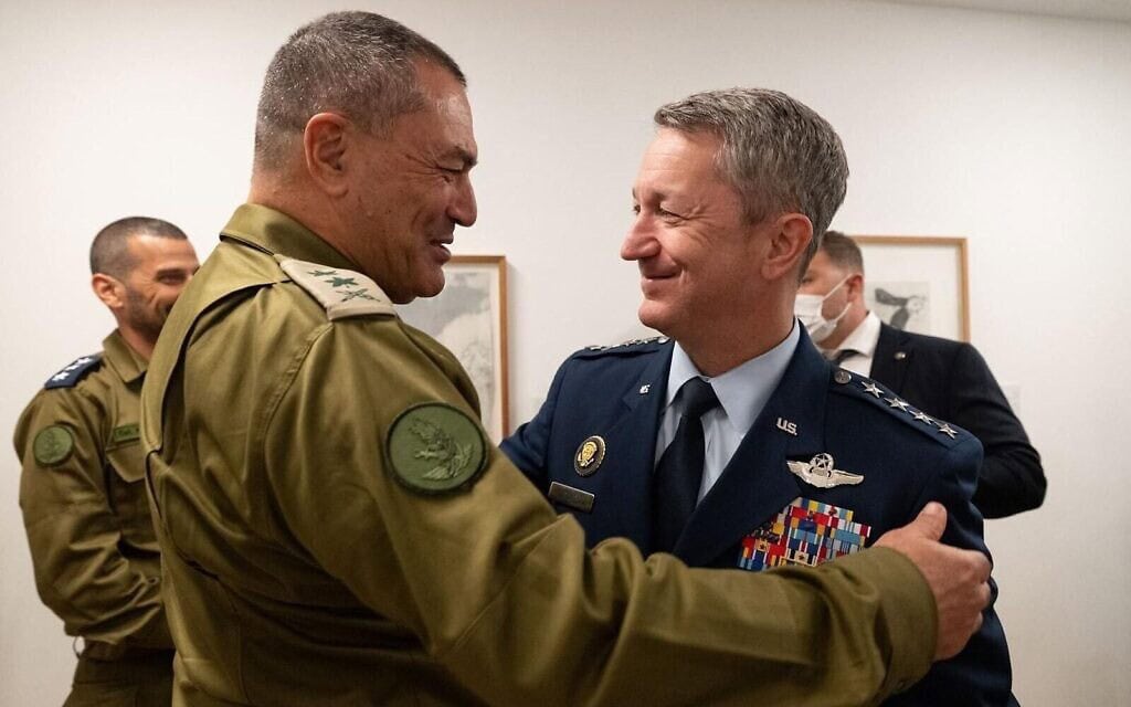 הרמטכ"ל, רב־אלוף אייל זמיר, נפגש עם יו"ר המטות המשולבים של ארה"ב, הגנרל דן קיין, בכנסת, 13 באוקטובר 2025 (צילום: דובר צה"ל) הרמטכ"ל, רב־אלוף אייל זמיר, נפגש עם יו"ר המטות המשולבים של ארה"ב, הגנרל דן קיין, בכנסת, 13 באוקטובר 2025 (צילום: דובר צה"ל)
