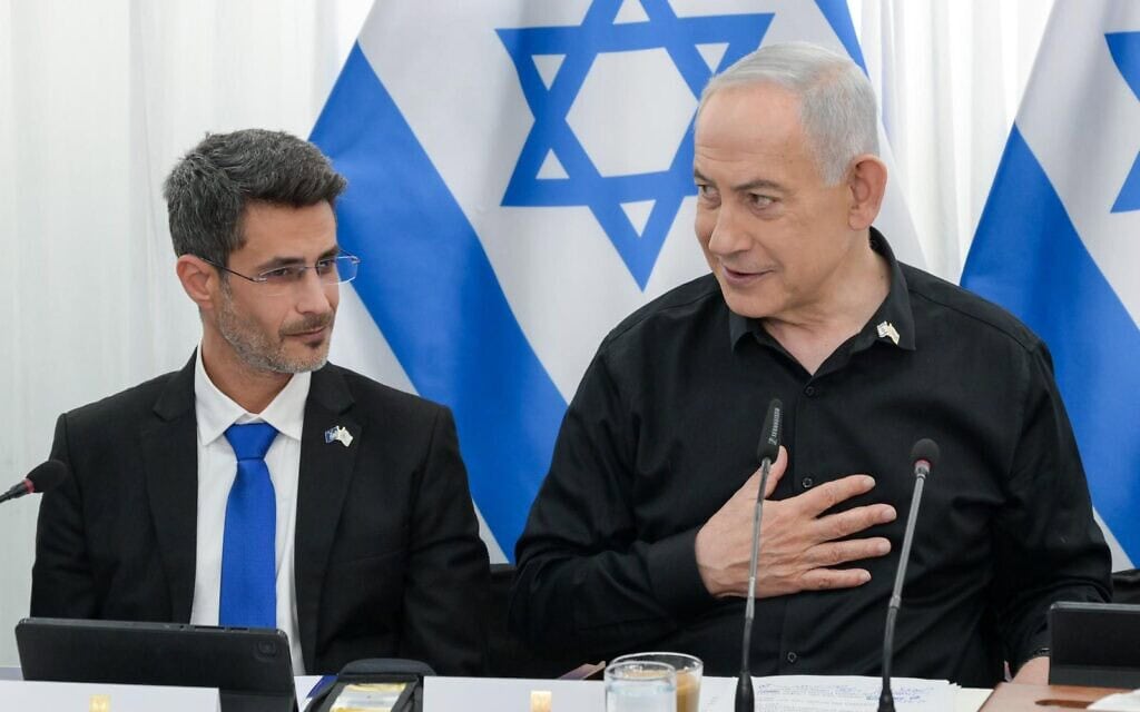 ראש הממשלה בנימין נתניהו וראש עיריית קריית שמונה אביחי שטרן בישיבת הממשלה בעיר, 1 בפברואר 2026 (צילום: מעיין טואף / לע"מ)
