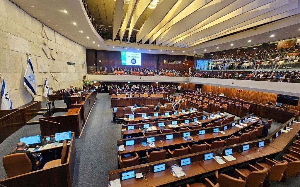 נתניהו נואם מול מליאה ריקה, 2 בפברואר 2025 (צילום: צילום מסך מערוץ הכנסת) נתניהו נואם מול מליאה ריקה, 2 בפברואר 2025 (צילום: צילום מסך מערוץ הכנסת)