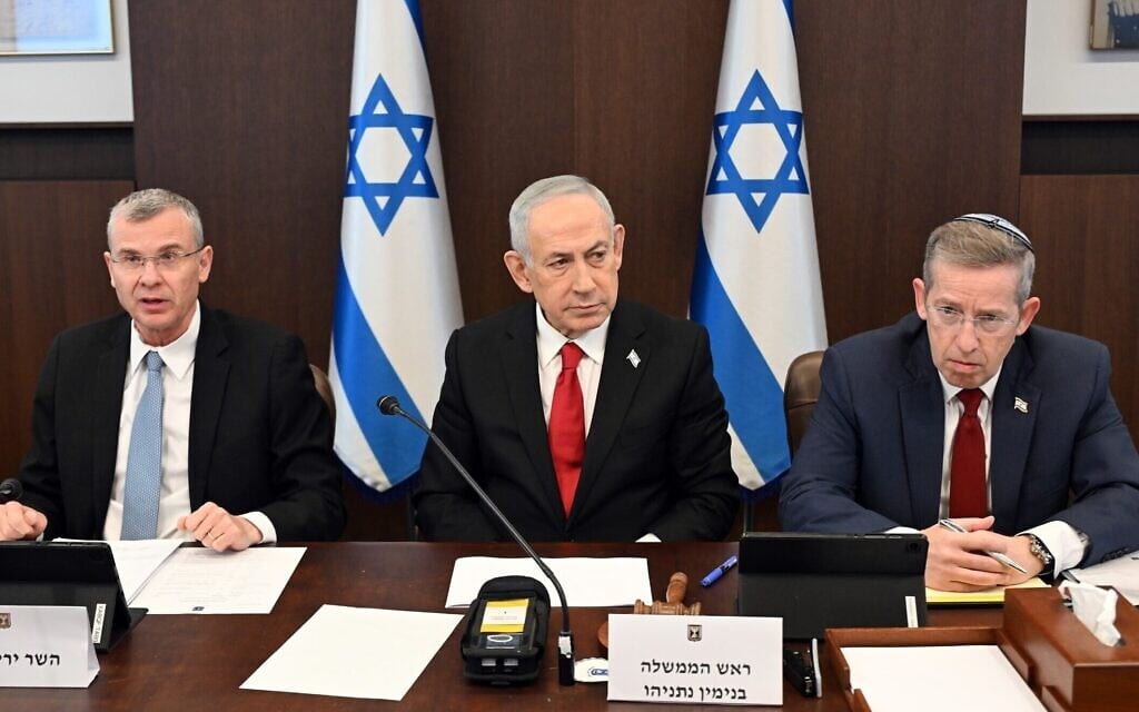 ראש הממשלה בנימין נתניהו לצד שר המשפטים יריב לוין ומזכיר הממשלה יוסי פוקס בישיבת הממשלה. 15 בפברואר 2026 (צילום: חיים צח/לע״מ) ראש הממשלה בנימין נתניהו לצד שר המשפטים יריב לוין ומזכיר הממשלה יוסי פוקס בישיבת הממשלה. 15 בפברואר 2026 (צילום: חיים צח/לע״מ)