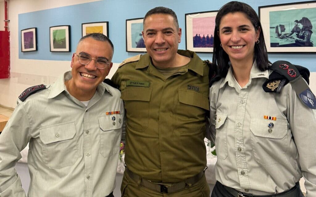 דובר צה"ל בערבית היוצא, אל"מ אביחי אדרעי, דובר צה"ל, תא"ל אפי דפרין, והדוברת הנכנסת בערבית, סא"ל אלה ואויה, במפקדת יחידת דובר צה"ל בתל אביב, 15 בפברואר 2026 (צילום: דובר צה"ל) דובר צה"ל בערבית היוצא, אל"מ אביחי אדרעי, דובר צה"ל, תא"ל אפי דפרין, והדוברת הנכנסת בערבית, סא"ל אלה ואויה, במפקדת יחידת דובר צה"ל בתל אביב, 15 בפברואר 2026 (צילום: דובר צה"ל)