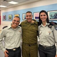 דובר צה"ל בערבית היוצא, אל"מ אביחי אדרעי, דובר צה"ל, תא"ל אפי דפרין, והדוברת הנכנסת בערבית, סא"ל אלה ואויה, במפקדת יחידת דובר צה"ל בתל אביב, 15 בפברואר 2026 (צילום: דובר צה"ל) דובר צה"ל בערבית היוצא, אל"מ אביחי אדרעי, דובר צה"ל, תא"ל אפי דפרין, והדוברת הנכנסת בערבית, סא"ל אלה ואויה, במפקדת יחידת דובר צה"ל בתל אביב, 15 בפברואר 2026 (צילום: דובר צה"ל)