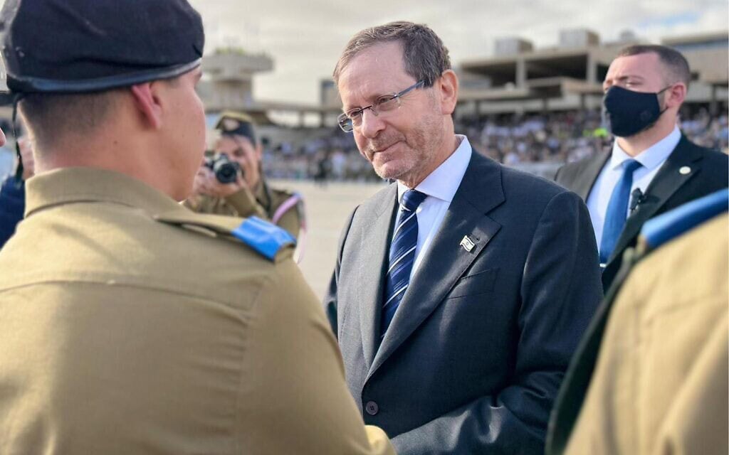 הנשיא יצחק הרצוג בטקס סיום קורס קצינים בבה"ד 1, 19 בפברואר 2026 (צילום: דוברות בית הנשיא) הנשיא יצחק הרצוג בטקס סיום קורס קצינים בבה"ד 1, 19 בפברואר 2026 (צילום: דוברות בית הנשיא)