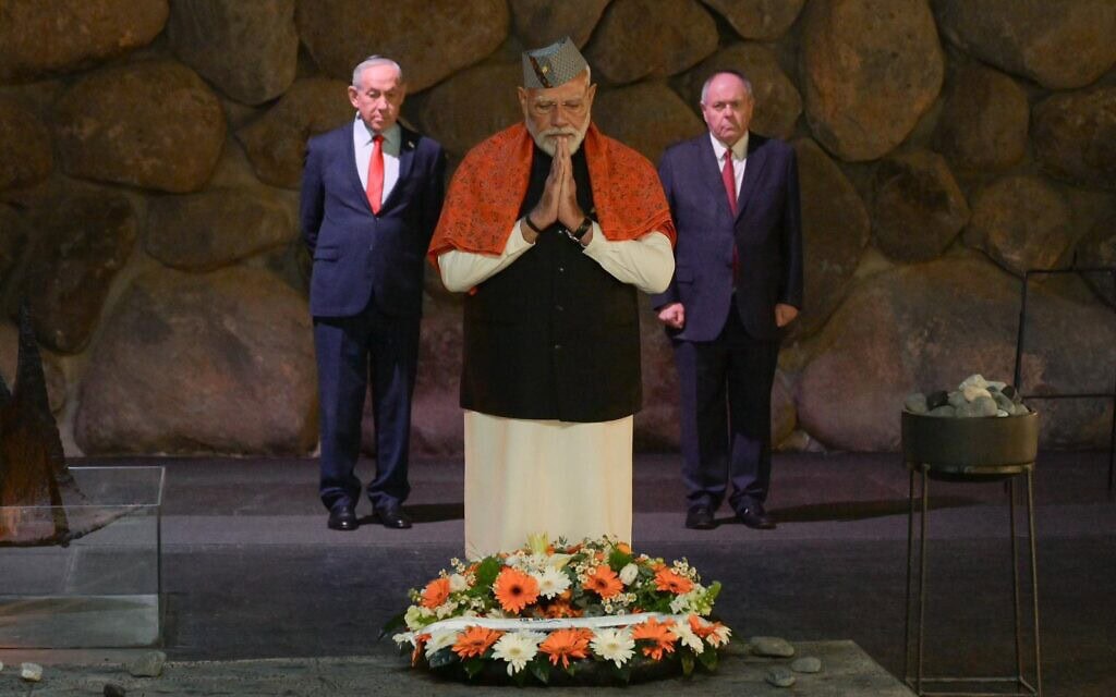 ראש ממשלת הודו נרנדרה מודי מניח זר ביד ושם, ברקע ראש הממשלה בנימין נתניהו ויו״ר יד ושם דני דיין, 26 בפברואר 2026 (צילום: מעיין טואף/ לע״מ) ראש ממשלת הודו נרנדרה מודי מניח זר ביד ושם, ברקע ראש הממשלה בנימין נתניהו ויו״ר יד ושם דני דיין, 26 בפברואר 2026 (צילום: מעיין טואף/ לע״מ)
