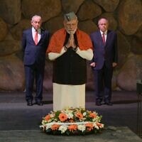 ראש ממשלת הודו נרנדרה מודי מניח זר ביד ושם, ברקע ראש הממשלה בנימין נתניהו ויו״ר יד ושם דני דיין, 26 בפברואר 2026 (צילום: מעיין טואף/ לע״מ) ראש ממשלת הודו נרנדרה מודי מניח זר ביד ושם, ברקע ראש הממשלה בנימין נתניהו ויו״ר יד ושם דני דיין, 26 בפברואר 2026 (צילום: מעיין טואף/ לע״מ)