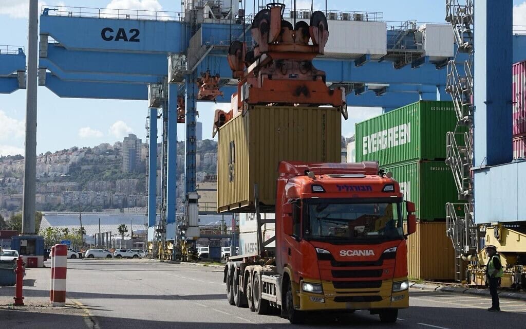 פריקת ציוד צבאי שהגיע בתחילת מבצע שאגת הארי. 28 בפברואר 2026 (צילום: אגף דוברות וקשרי ציבור במשרד הביטחון) פריקת ציוד צבאי שהגיע בתחילת מבצע שאגת הארי. 28 בפברואר 2026 (צילום: אגף דוברות וקשרי ציבור במשרד הביטחון)