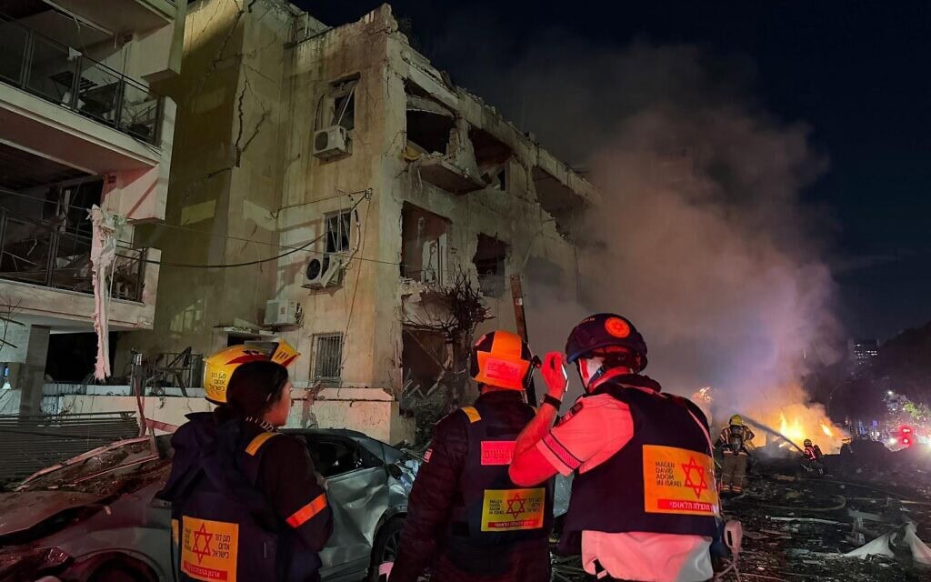 פגיעת טיל איראני בבניין בתל אביב, 28 בפברואר 2026 (צילום: מד"א) פגיעת טיל איראני בבניין בתל אביב, 28 בפברואר 2026 (צילום: מד"א)