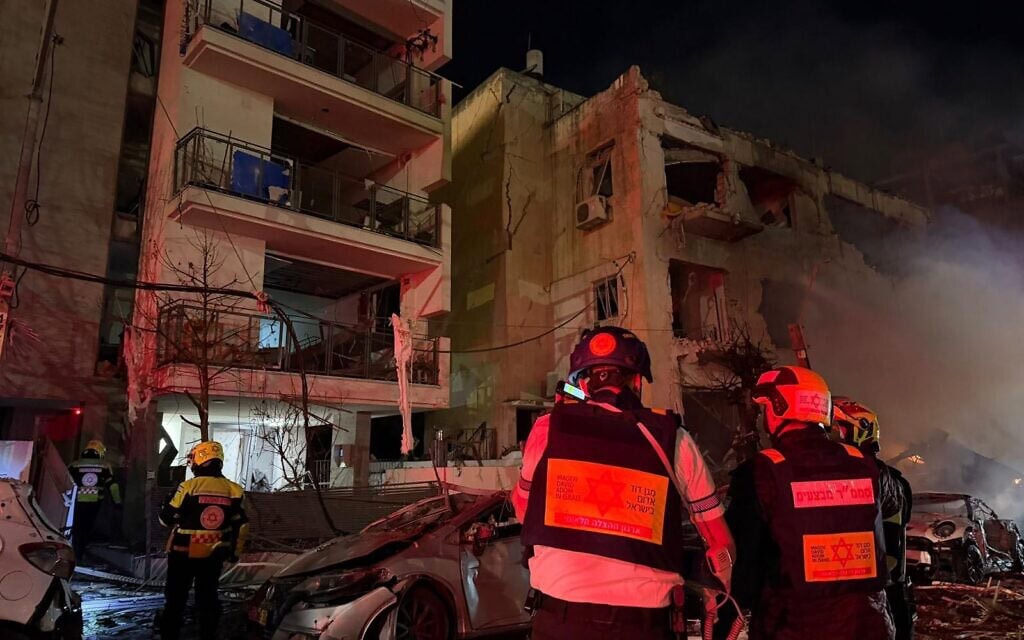 פגיעת טיל איראני בבניין בתל אביב, 28 בפברואר 2026 (צילום: מד"א) פגיעת טיל איראני בבניין בתל אביב, 28 בפברואר 2026 (צילום: מד"א)