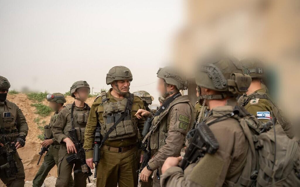 הרמטכ"ל אייל זמיר באזור רפיח שברצועת עזה, 13 בפברואר 2026 (צילום: צה"ל) הרמטכ"ל אייל זמיר באזור רפיח שברצועת עזה, 13 בפברואר 2026 (צילום: צה"ל)