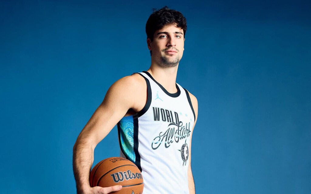דני אבדיה במדי האולסטאר לקראת משחק ה-NBA ב-15 בפברואר 2026 (צילום: NBA All-Star on X)