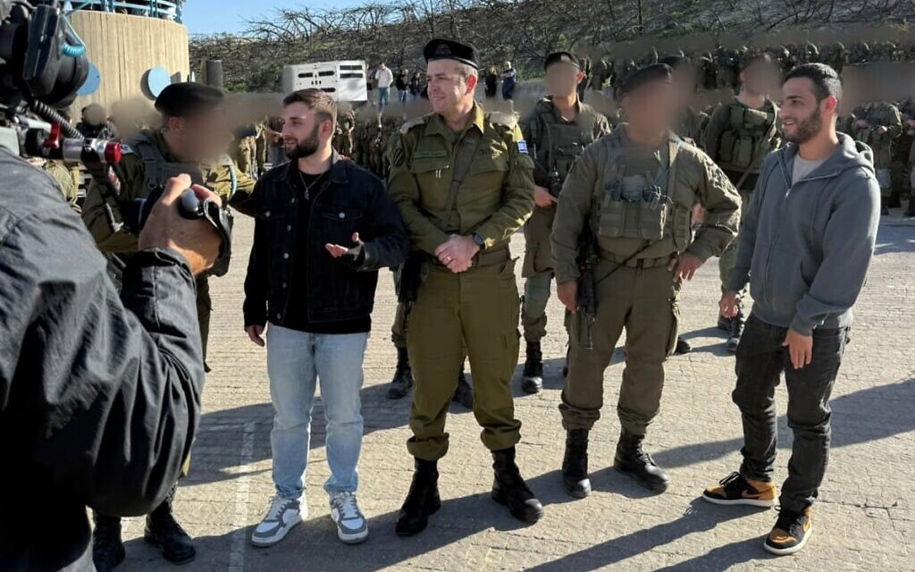 שורדי השבי נמרוד כהן ומתן אנגרסט השתתפו בטקס סיום מסע כומתה של חיל השריון, 20 בפברואר 2026 (צילום: דובר צה"ל) שורדי השבי נמרוד כהן ומתן אנגרסט השתתפו בטקס סיום מסע כומתה של חיל השריון, 20 בפברואר 2026 (צילום: דובר צה"ל)