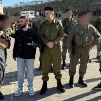 שורדי השבי נמרוד כהן ומתן אנגרסט השתתפו בטקס סיום מסע כומתה של חיל השריון, 20 בפברואר 2026 (צילום: דובר צה"ל) שורדי השבי נמרוד כהן ומתן אנגרסט השתתפו בטקס סיום מסע כומתה של חיל השריון, 20 בפברואר 2026 (צילום: דובר צה"ל)