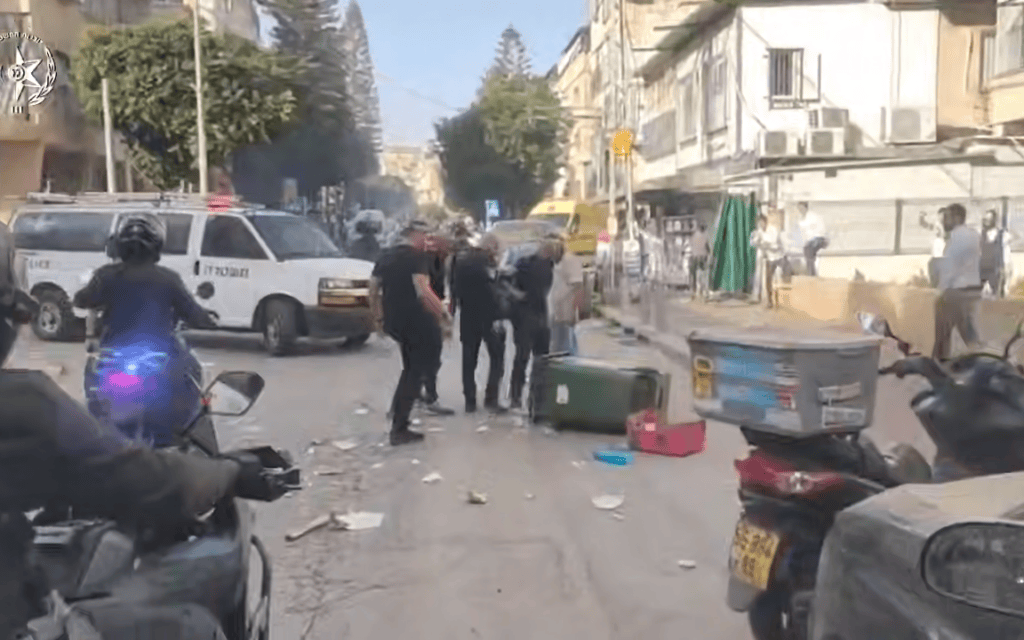 התפרעויות החרדים בבני ברק, 15 בפברואר 2026 (צילום: צילום מסך דוברות המשטרה) התפרעויות החרדים בבני ברק, 15 בפברואר 2026 (צילום: צילום מסך דוברות המשטרה)