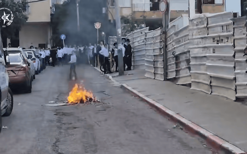 התפרעויות החרדים בבני ברק, 15 בפברואר 2026 (צילום: צילום מסך דוברות המשטרה) התפרעויות החרדים בבני ברק, 15 בפברואר 2026 (צילום: צילום מסך דוברות המשטרה)