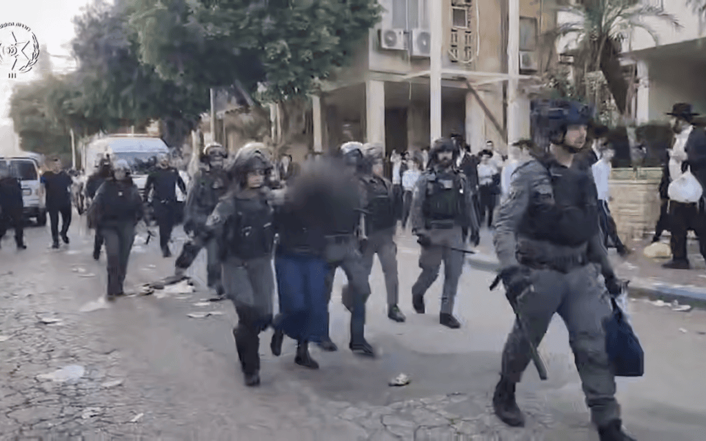 התפרעויות החרדים בבני ברק, 15 בפברואר 2026 (צילום: צילום מסך דוברות המשטרה) התפרעויות החרדים בבני ברק, 15 בפברואר 2026 (צילום: צילום מסך דוברות המשטרה)