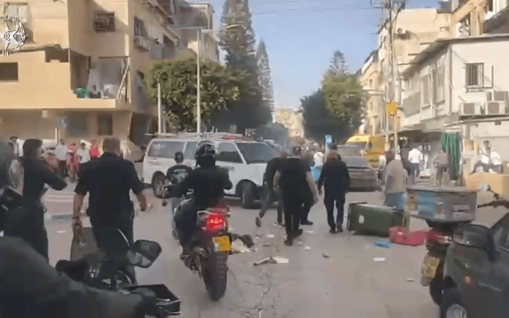 התפרעויות החרדים בבני ברק, 15 בפברואר 2026 (צילום: צילום מסך דוברות המשטרה) התפרעויות החרדים בבני ברק, 15 בפברואר 2026 (צילום: צילום מסך דוברות המשטרה)